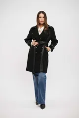 Tapado negro de corte cruzado con detalles en cuero sintético en solapas, puños y cierre frontal. Incluye cinturón ajustable con hebilla y botones metálicos.