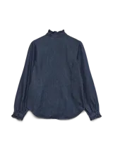 Camisa de denim azul oscuro con cuello mao y detalle de volantes, manga larga con puños fruncidos y cierre frontal de botones.