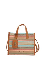 Cartera tipo tote de Hush Puppies con diseño de rayas horizontales multicolores en tejido texturizado. Cuenta con asas superiores y detalles en cuero sintético color marrón, incluyendo un tag colgante con el logo de la marca y una placa metálica frontal.