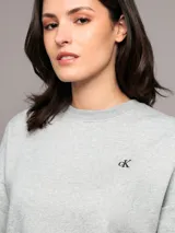 Buzo gris de cuello redondo, confeccionado en tejido fleece, con el logo de Calvin Klein bordado en el frente.