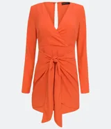 Vestido corto color naranja, confeccionado en crepé, con escote en V cruzado, mangas largas y lazo en la cintura.