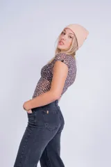 Remera corta de mesh con estampado abstracto en tonos violeta y rosa, de mangas cortas y cuello cuadrado.