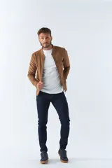 Campera marrón de gamuza para hombre, con cuello mao, cierre frontal con cremallera, bolsillos laterales y puños ajustados.