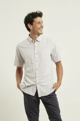 Camisa de manga corta a rayas verticales finas color blanco y gris, con cuello abotonado y bolsillo en el pecho.