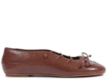 Ballerinas color marrón de efecto craquelado, con cordones cruzados en el empeine y detalle de lazo.