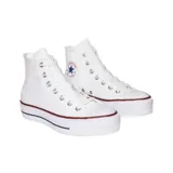 Championes Converse modelo Chuck Taylor All Star Platform Hi, de caña alta con plataforma. Diseño clásico en color blanco con costuras a tono, ojales metálicos y el icónico parche circular con el logo de la marca en el lateral. Presenta una suela de goma blanca con una línea decorativa en color rojo y azul.