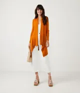 Cardigan largo de punto texturizado color ladrillo, con abertura frontal y terminación en puntas.