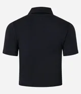 Blusa tipo polo de manga corta, color negro, con cierre frontal en el cuello y textura acanalada. Confeccionada en tejido seamless.