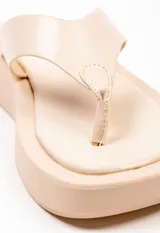Sandalia de cuero sintético color beige, con tira ancha y plataforma de 5 cm de alto.