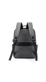 Mochila urbana de diseño minimalista en color gris, con compartimento acolchado para notebook, espalda ergonómica y faja posterior para sujeción en valijas.
