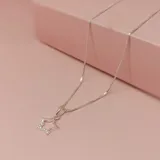 Collar de plata 925 con cadena tipo caja y dije de estrella calada con incrustaciones de circonias.