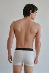 Boxer azul marino con cintura elástica negra.