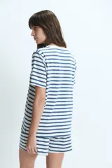 Conjunto de pijama compuesto por una remera de manga corta y un short, ambos con diseño de rayas horizontales en azul y blanco. La remera cuenta con un pequeño detalle bordado en el pecho.