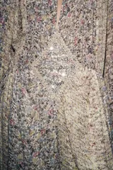 Vestido largo con estampado floral multicolor, cuello redondo con lazo ajustable, mangas largas abullonadas con puños elásticos y forro interior.