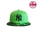 Gorro verde con visera estampada con patrón camuflado y logo de los New York Yankees bordado en negro.
