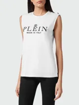 Musculosa blanca Philipp Plein sin mangas, con cuello redondo y el logotipo de la marca estampado en el pecho en color negro. Presenta detalles de botones metálicos en el hombro.