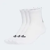 Pack de tres pares de medias Adidas de largo al tobillo, color blanco. Presentan el logo del Trifolio en la parte superior del pie y el detalle de las 3 Rayas en la parte trasera del talón.