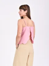 Musculosa rosa con breteles finos y detalle de calado en el ruedo.