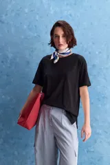Remera negra de manga corta, con corte holgado, cuello redondo y diseño liso.