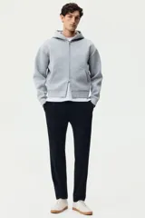 Pantalón tipo jogger de vestir color azul marino, con pliegues frontales y traseros, cintura elástica con cordón ajustable y corte slim fit.