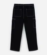 Pantalón masculino modelo baggy, confeccionado en sarga de algodón. Presenta un corte holgado y recto, cintura con trabillas, cierre tradicional, bolsillos cargo laterales y pespuntes en color contrastante.