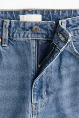 Jean tobillero de cinco bolsillos en denim de tiro alto, corte recto y ligero stretch.