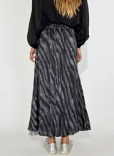 Pollera larga con estampado de cebra en tonos grises y negros.