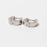 Par de aros tipo argolla de acero color plateado.