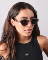 Lentes de sol rectangulares con marco dorado y detalles en negro.