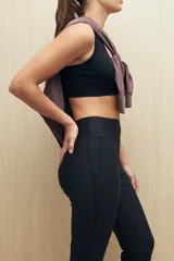 Pantalón tipo babucha de corte deportivo, color negro, con pretina alta, bolsillos laterales y puños elásticos en los tobillos.