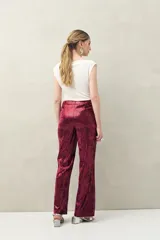 Pantalón ancho negro con acabado de lentejuelas.