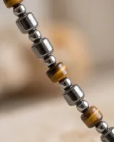 Collar masculino confeccionado con cuentas cilíndricas de acero y piedras naturales en tonos marrones y plateados.