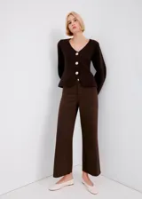 Pantalones tipo jeans de corte recto, color marrón, con diseño de pierna ancha y tiro medio.