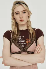 Vestido corto de tirantes finos ajustables con escote en pico. Presenta detalles de encaje en contraste en el escote y el ruedo. Cuenta con falda con vuelo y cierre de cremallera oculto en la espalda.