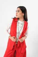 Chaleco rojo sin mangas con escote en V y lazos para anudar.