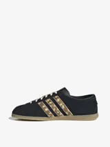 Championes Adidas Gazelle Lo Pro de perfil bajo, confeccionados en gamuza negra con las icónicas tres tiras laterales en diseño animal print de ponito y suela de goma translúcida.