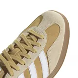 Championes adidas Gazelle Indoor, confeccionados en gamuza color tostado con las icónicas tres tiras laterales en blanco. Presentan suela de goma color marrón, detalle de talón en azul oscuro y el nombre del modelo en dorado.