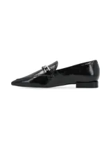 Mocasines de cuero charolado negro con punta fina, taco bajo y detalle de cadena metálica en el empeine.