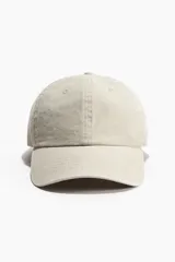 Gorra de sarga de algodón con visera curvada y cierre ajustable de metal en la parte trasera.
