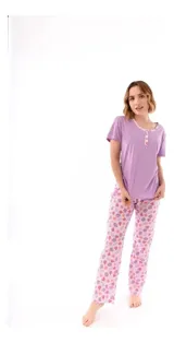 Pijama compuesto por una remera lisa de manga corta en color lila con detalles estampados en el cuello y escote, y un pantalón largo con estampado tropical y de frutas en tonos rosados y lilas.