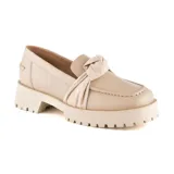 Zapato mocasín de cuero negro con detalle de lazo de gamuza en el empeine y suela track.