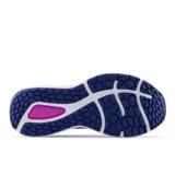 Championes de running New Balance modelo 680 v7, color fucsia con detalles en azul oscuro y blanco. Presentan empeine de malla técnica transpirable sin costuras, entresuela con tecnología Fresh Foam de doble densidad para mayor amortiguación y suela de caucho para mayor durabilidad.