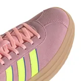 Championes Adidas modelo VL Court Bold, con diseño de plataforma elevada. Presentan una parte superior de gamuza en color rosado, con las icónicas tres tiras laterales en color verde neón y detalles en azul marino en el talón. La suela de plataforma es de goma en tono tostado.
