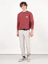 Buzo de felpa 100% algodón color bordó, de corte regular fit, con cuello redondo y manga larga. Presenta acabado lavado y logo estampado en el pecho.