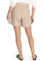 Short de lino orgánico color crema, de tiro alto con pinzas, bolsillos cargo laterales y cierre frontal con botones.
