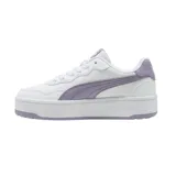 Championes Puma modelo Court Lally Skye, de diseño urbano con plataforma. Presenta una base blanca con detalles en color lila en la franja lateral, el talón, la lengüeta y la suela.