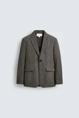 Blazer de corte regular fit confeccionada en tejido de mezcla de lino y lana. Presenta cuello con solapas de muesca, cierre frontal de un botón, bolsillos de solapa en la cadera y bolsillo de vivo en el pecho. Cuenta con mangas largas con puños abotonados, bolsillo interior y abertura central en la espalda.