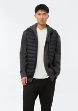 Campera canguro de plush azul marino con cierre frontal completo, capucha con cordón ajustable y bolsillos frontales estilo tipo canguro.