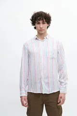 Camisa de manga larga con cuello abotonado y bolsillo en el pecho. Diseño a rayas verticales en tonos rosa, celeste y beige sobre fondo blanco.
