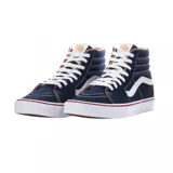 Championes Vans modelo Sk8-Hi de caña alta, color azul marino con la icónica banda lateral blanca, cordones blancos y suela de goma blanca con detalle de línea roja.